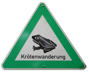 Schild grünes Dreieck mit Kröte und Schriftzug Krötenwanderung